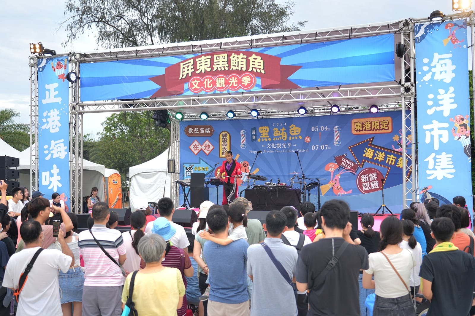 屏東黑鮪魚文化觀光季首辦海洋市集，煙火秀點亮大鵬灣