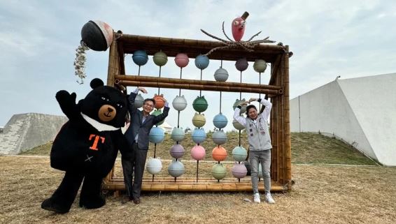 大明星都來了！「七股鹽山 x 三麗鷗」Hello Kitty攜酷企鵝、蛋黃哥驚豔亮相 打卡療癒鹽雕再送「聯名限定明信片」