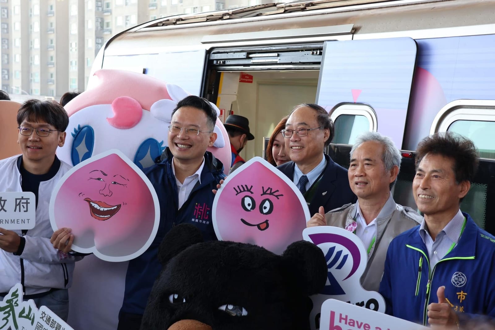 快樂桃子號主題列車 | 快來搭乘，與桃園一起點亮新春燈會！