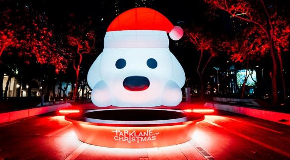 8公尺「聖誕巨狗」霸佔台中草悟道！無辜臉戴紅帽萌翻天，勤美耶誕村5大亮點一次看