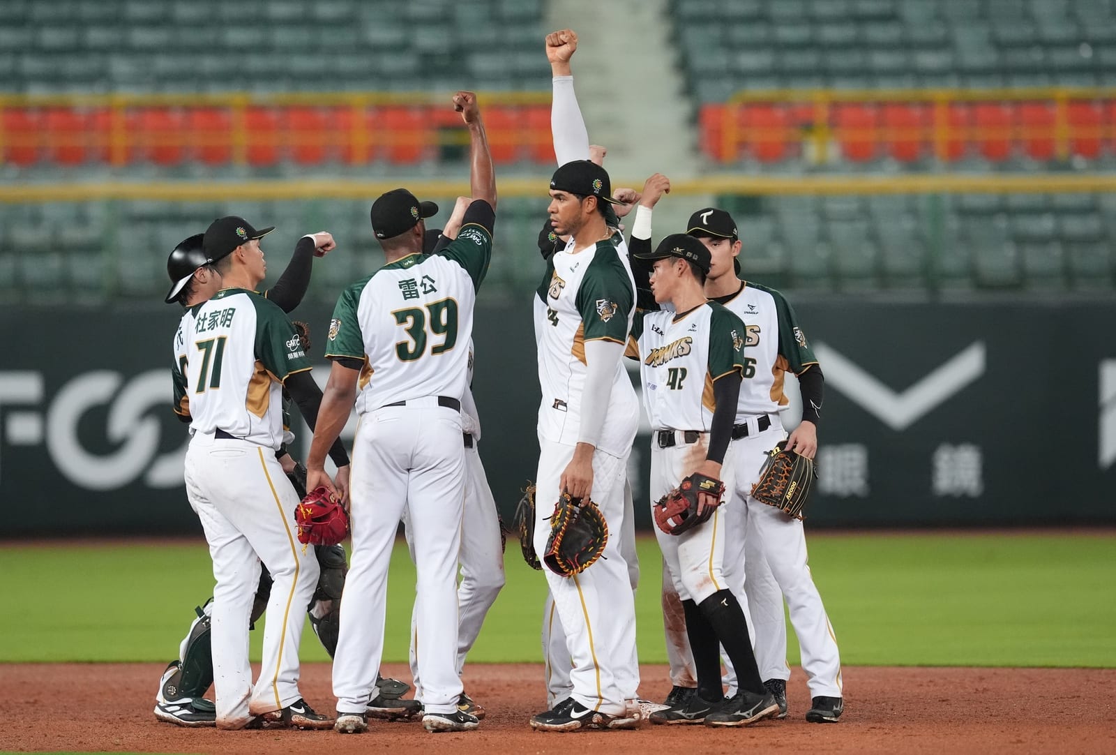 台鋼雄鷹逆轉天氣困境，勇奪勝利