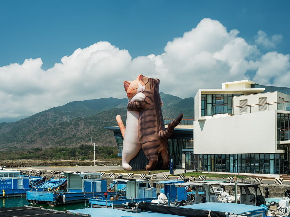 屏東看海美術館整修閉館，巨型怪獸展覽將登陸海口港