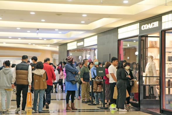 義大Outlet龍年新春盛況！走春人潮天天塞爆，全城熱鬧不停！