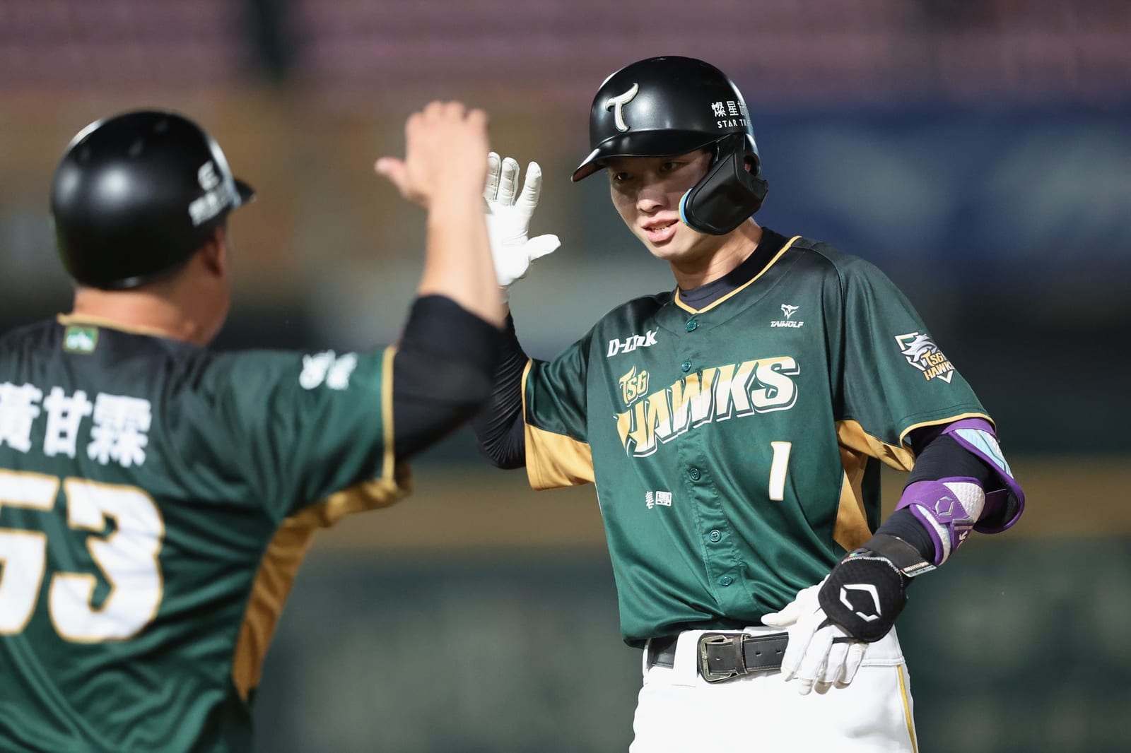 台鋼雄鷹大爆發：台南球場首勝獲得艱辛勝利