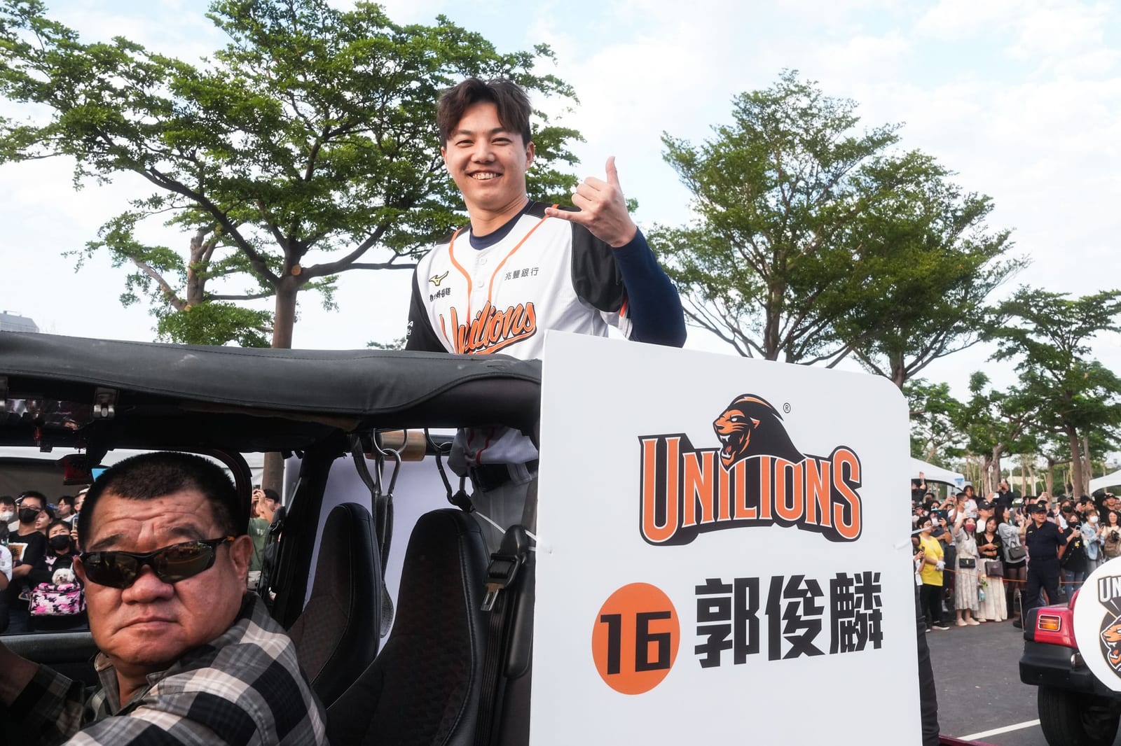 高雄夢時代大道熱鬧非凡！統一獅壓軸參與大氣球遊行，共迎新球季