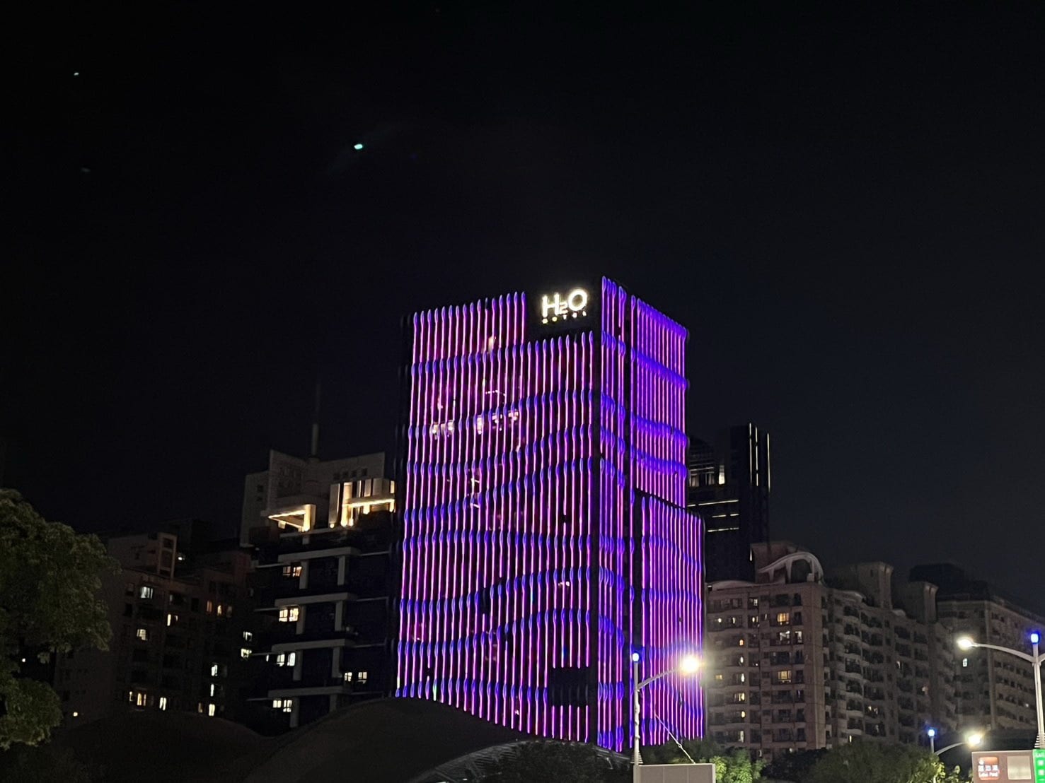 BLACKPINK高雄開唱引爆住宿熱潮，觀光局鐵腕稽查防哄抬房價，打造粉紅友善旅遊城市