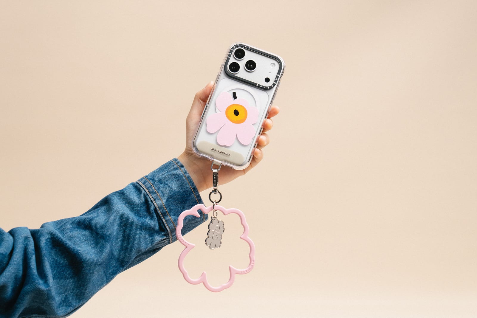 CASETiFY 全新 Marimekko x CASETiFY 聯名系列繽紛登場，揉合粉紅、天空藍等三款獨家配色，將北歐極簡美學隨身帶著走