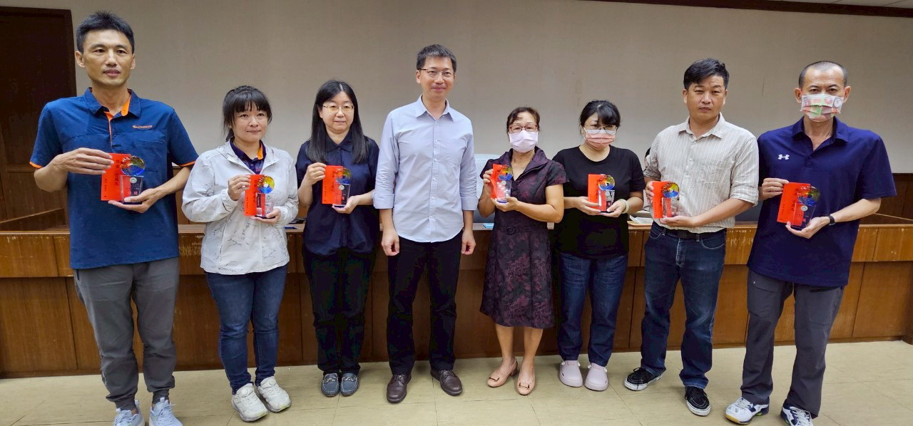 屏東縣政府熱情表揚19名績優工友與專案人員,肯定基層努力,打造更優質服務團隊