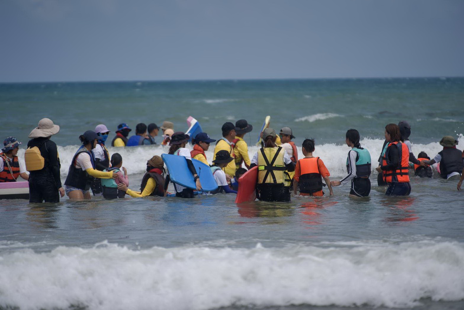 親子同樂學水安，海口沙灘綻放夏日活力新景象，屏東縣府攜手高科大打造安全又歡樂的水域體驗課程