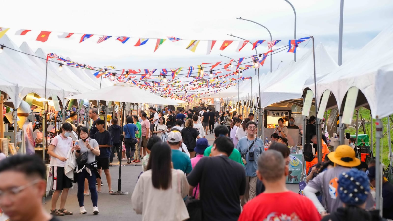 鹽琉秋HiHi跨國中秋派對，異國風情熱鬧登場，兩日吸引近四萬人同歡