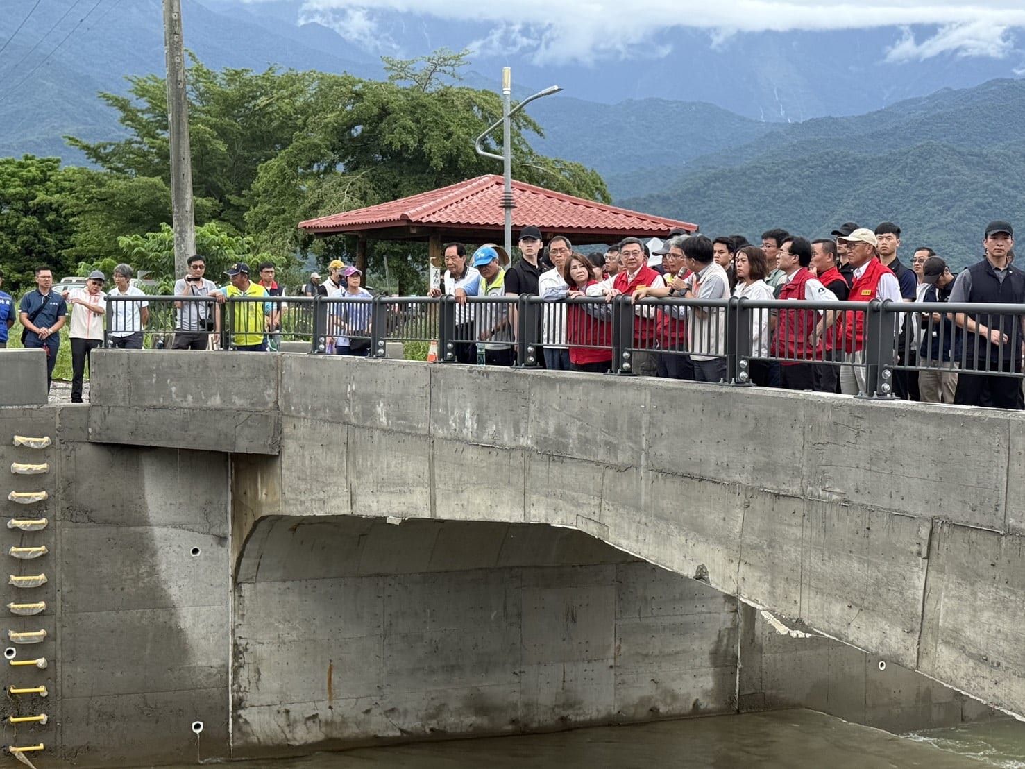 卓揆視察屏東治水與農損，周春米為民請命，爭取補助加速災後重建