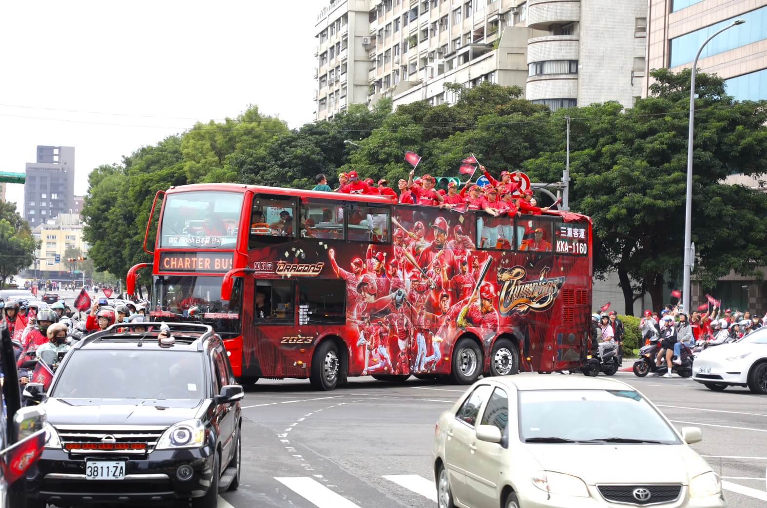 味全龍總冠軍北市封王遊行　吸引上萬龍迷齊聚市府同慶