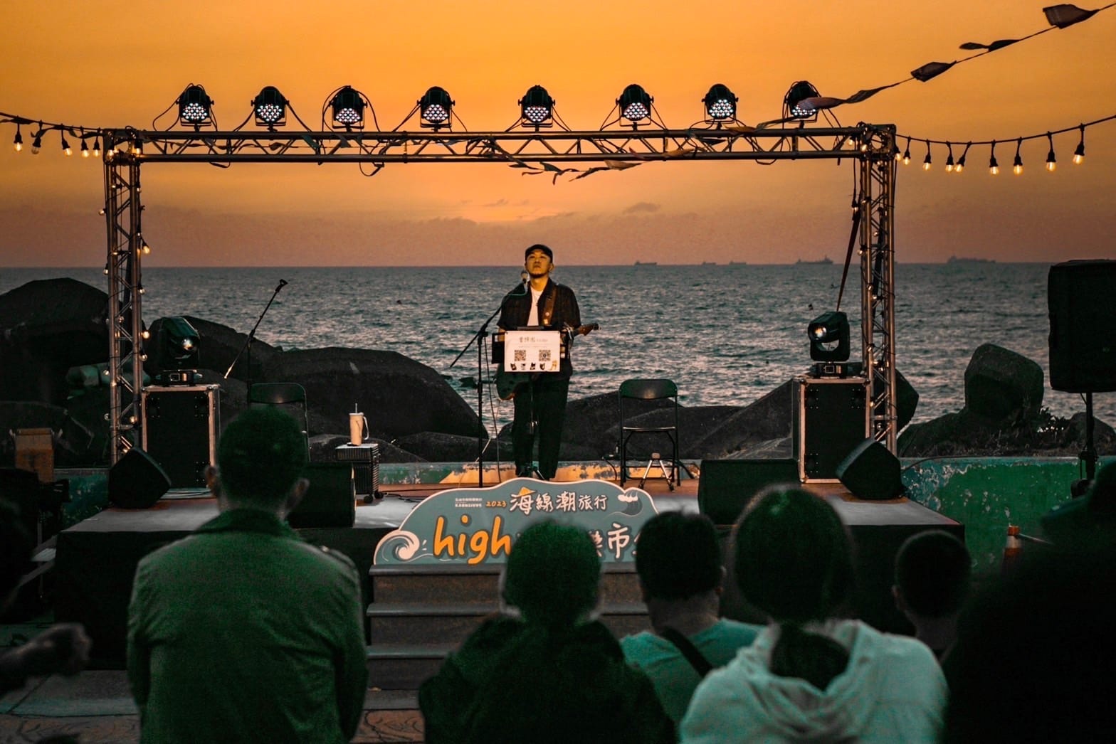 離海最近的「high趴音樂市集」歌聲與夕陽美景相伴 8,000人次擠爆赤崁海濱