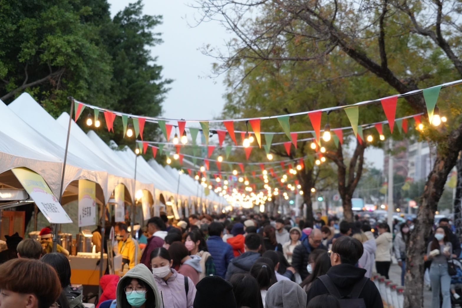 聽團逛市集!逾6萬人嗨翻中央公園 攤商美食秒殺完售 忙喊加倍備料! 高雄聖誕生活節首日 商圈業績衝翻倍