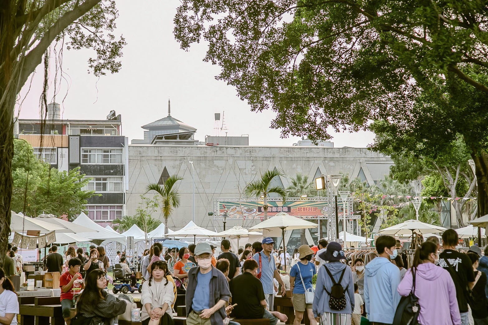 「鳳山復古野餐日」掀起草地懷舊風潮，吸引逾2萬人共度悠閒野餐時光