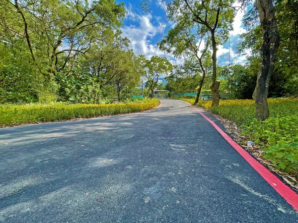 「下寮溪防汛道路」全新升級!汐止最新景點,百年隧道與星際遊戲場等你順遊!