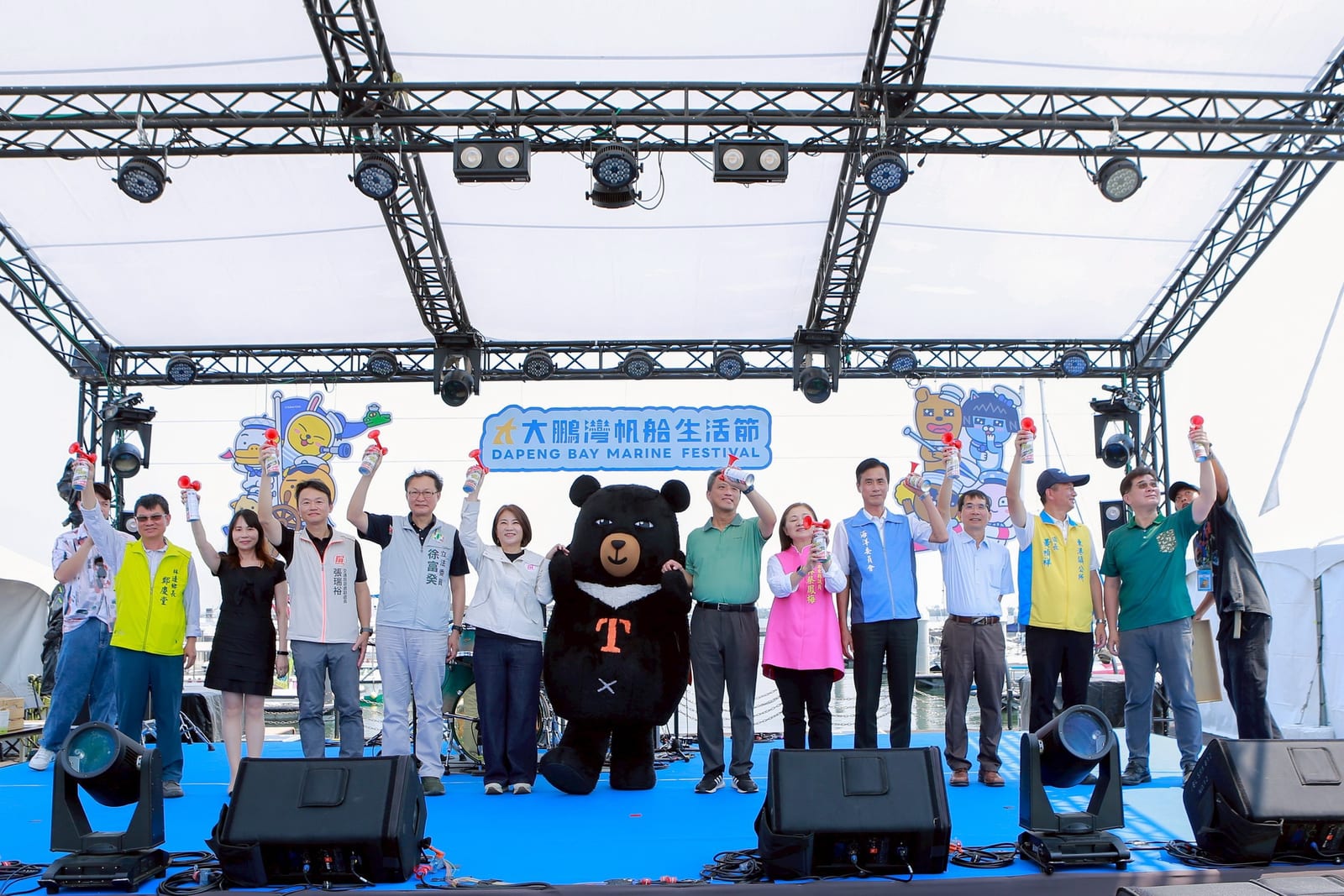 2026 大鵬灣帆船生活節今日盛大登場!首度聯名 Kakao Friends 萌翻海灣,水上鋼鐵人震撼開場