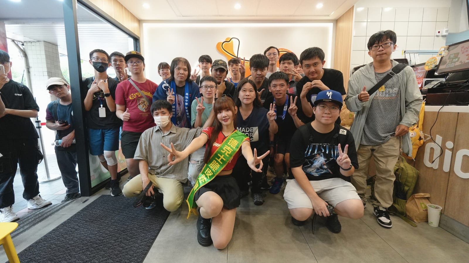 小龍女小映快閃德克士！店長初登場 粉絲排到街角 球迷一早卡位只為女神一笑｜人氣炸雞雙人餐限時65折至8/6