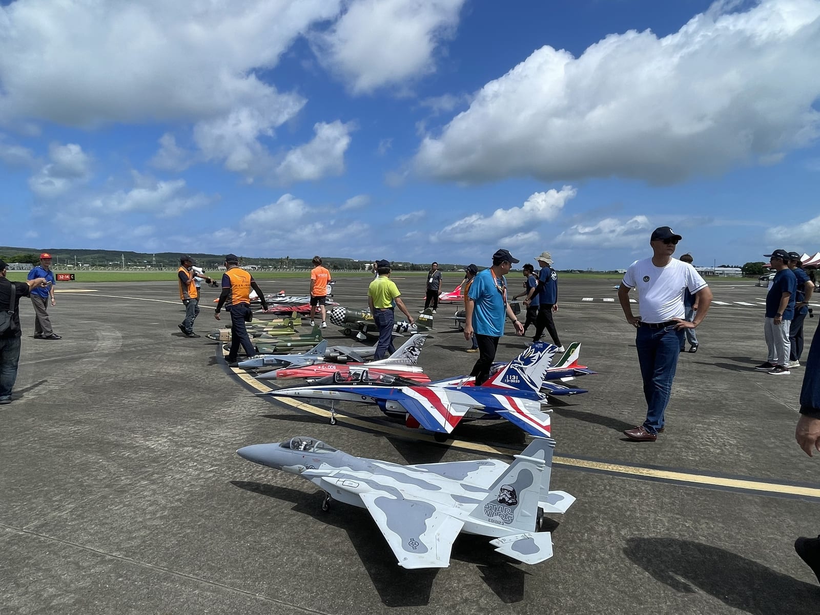恆春機場化身天空嘉年華，百架無人機與戰鬥機共慶建城150年
