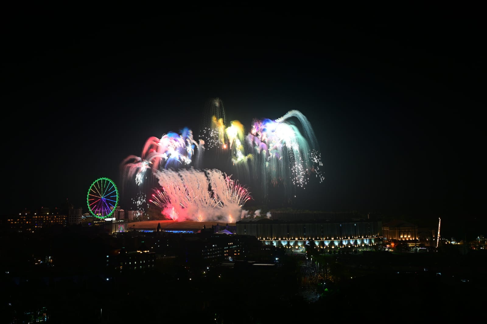 義大世界2026跨年煙火秀，吸引約5萬6千人共迎新年