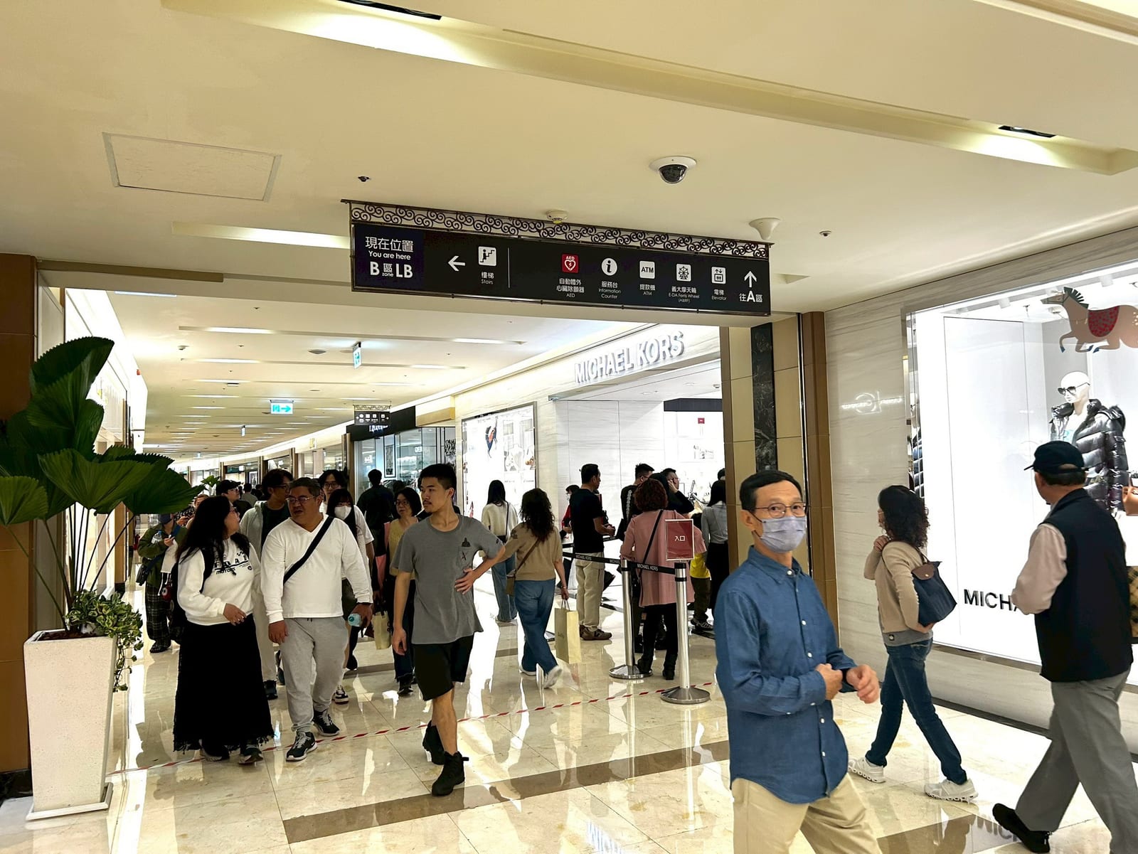 北雨南晴助攻,義大世界初一人潮爆滿,十大品牌春節開紅盤,Outlet購物廣場、遊樂世界雙場域買氣齊揚