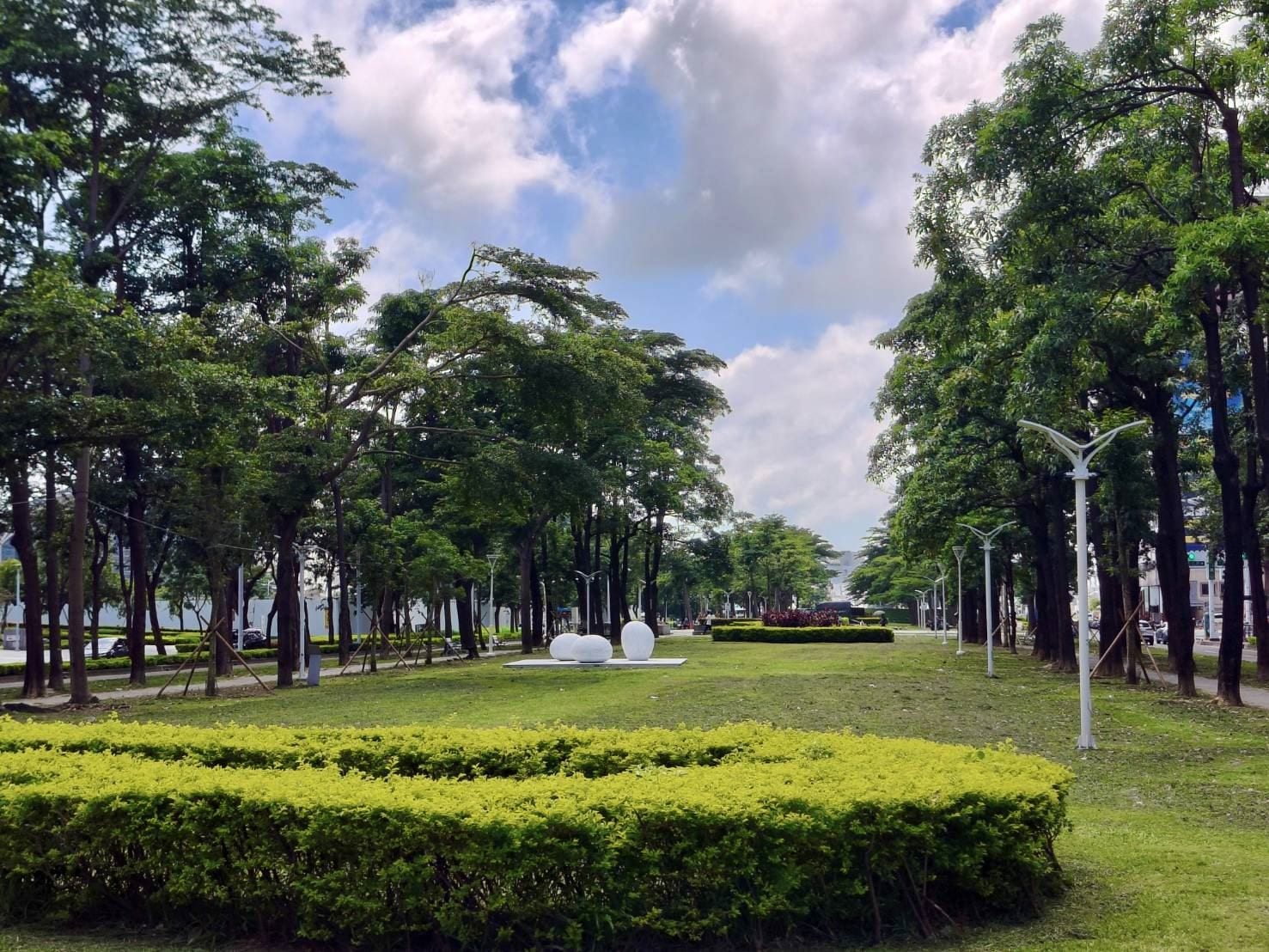 亞灣新光園道煥新迎賓｜城市綠帶升級、八月底完工，陪你把步伐放慢一點