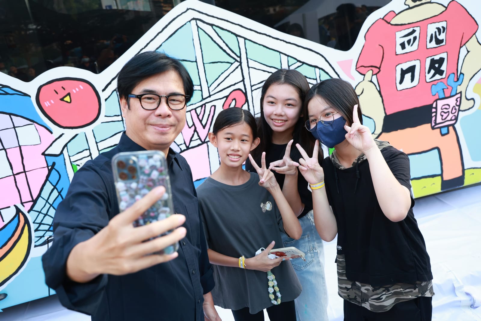 高雄最可愛的新風景！「童畫號」彩繪輕軌啟動，孩子的想像力在城市奔跑