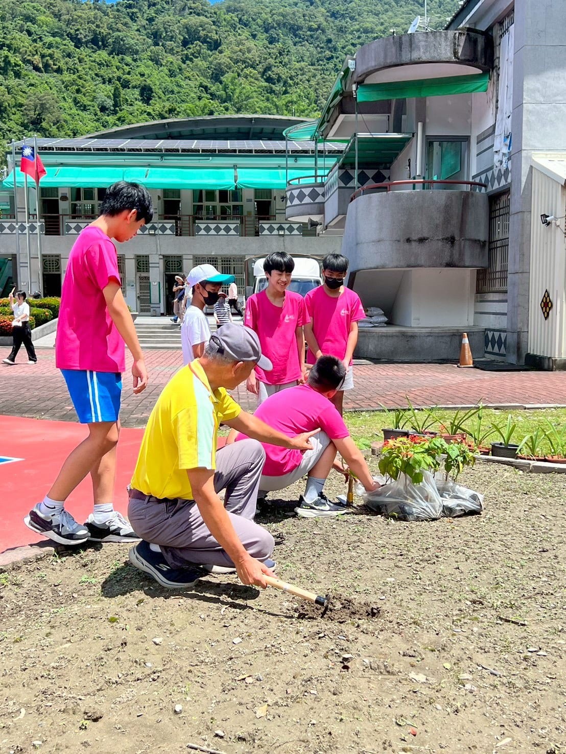 共植蜜源 樂護生態,中鋼通運攜手茂林國中與風管處,共譜紫斑蝶保育新篇章