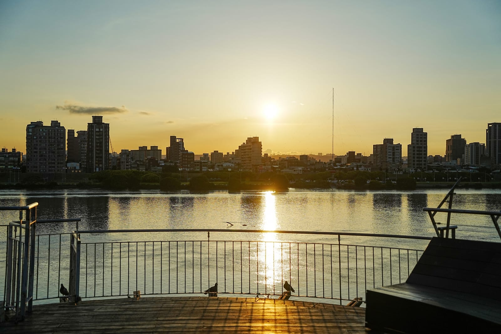 繽紛浪漫盛夏夜！2025大稻埕夏日節煙火推薦隱藏觀景熱點