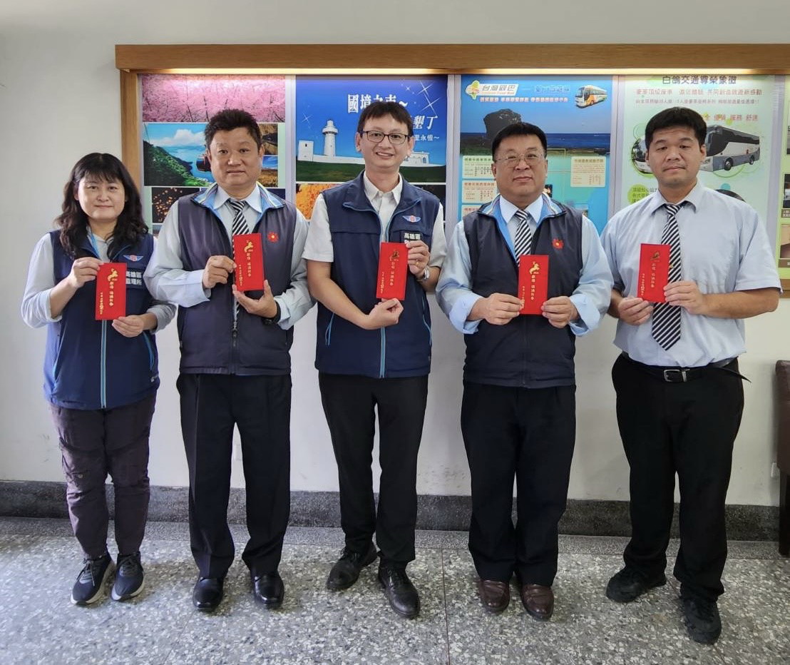 福滿迎新春,高雄區監理所發送過年小紅包向客運駕駛拜年