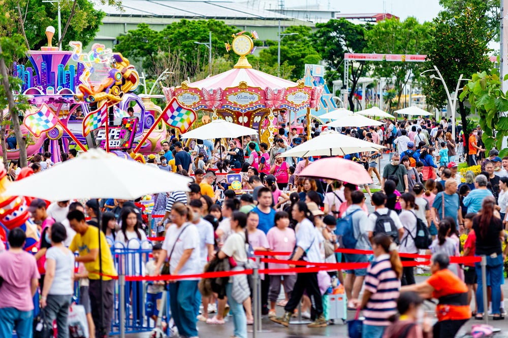 夏日狂歡祭，展期至8/31，縣民公園糖晶體廣場即將帶來免費馬戲與歌舞表演