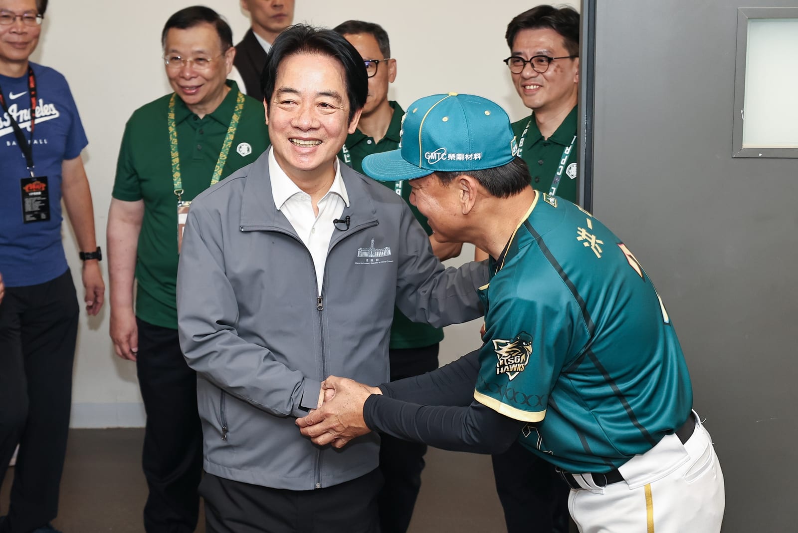 台鋼雄鷹作客亞太首戰登場，賴清德到場見證台鋼雄鷹開季出擊