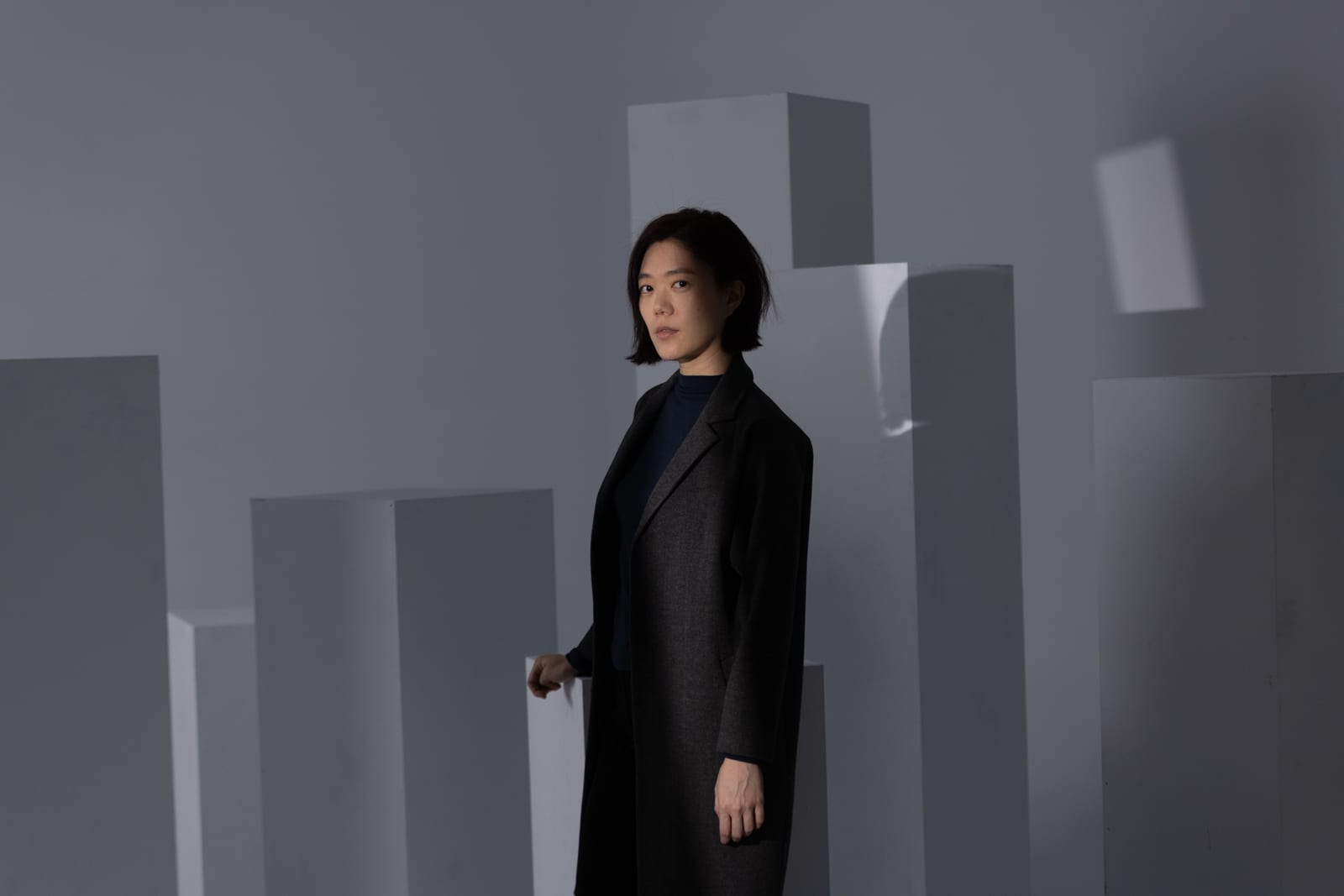 證明愛不存在，和證明物種絕種一樣困難，盜火劇團《熊出沒的森林》 6/13（六）衛武營登場，影視文學多棲才女鄧九雲，首度挑戰長篇獨角戲