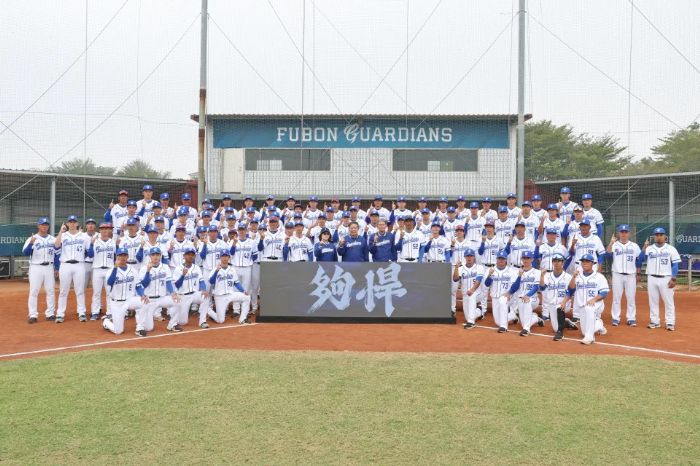 富邦悍將隊開訓儀式揭曉年度口號「Go Stronger #夠悍」,林華韋強調球隊以「總冠軍」為目標並要求謹言慎行