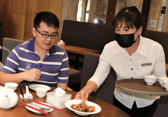 疫後觀光餐飲工作機會大增 專家建議：先求有工作再求好