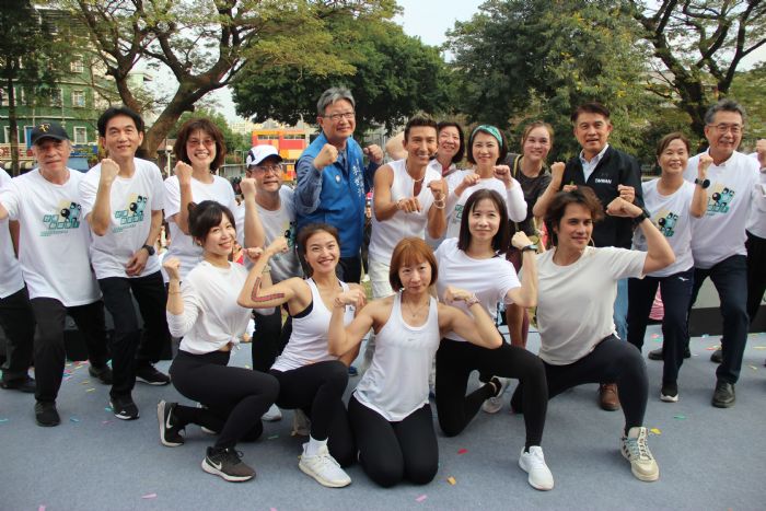 113全民運動會在屏東! 「千人瑜珈」打頭陣暖身 藝人潘若迪帶周縣長跳有氧舞蹈
