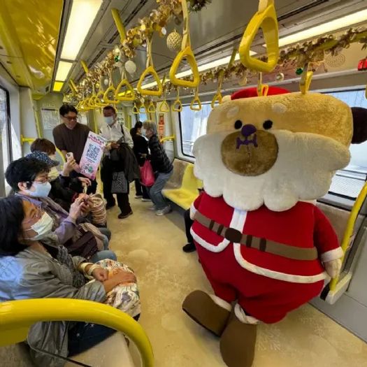 新北歡樂耶誕城:驚喜連連!每周三桑塔熊環狀線巡遊