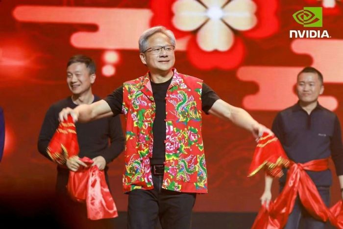 NVIDIA黃仁勳現身大陸出席年會　脫掉皮褸改穿東北大花襖跳熱舞