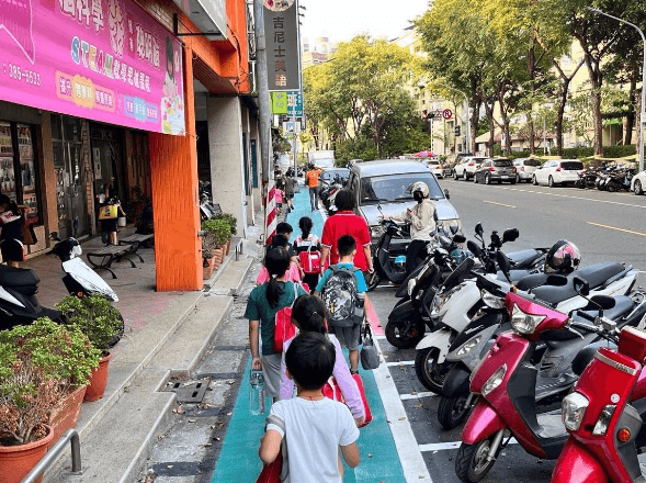 改善陽明國小周邊步行環境，在三民區義德路設置標示型人行道