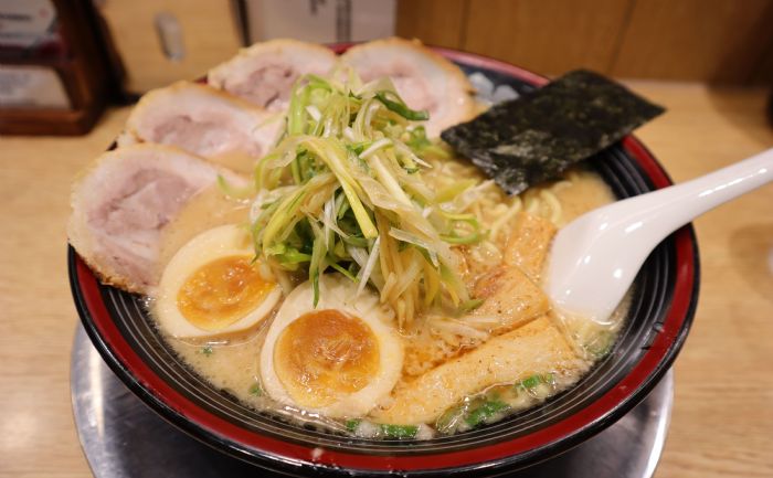 震撼驚人!屯京拉麵再度調漲!招牌經典口味竟在12年光陰中「驚人漲幅由260飆升至360」,讓食客感慨萬分:「超值感瞬間瓦解!」