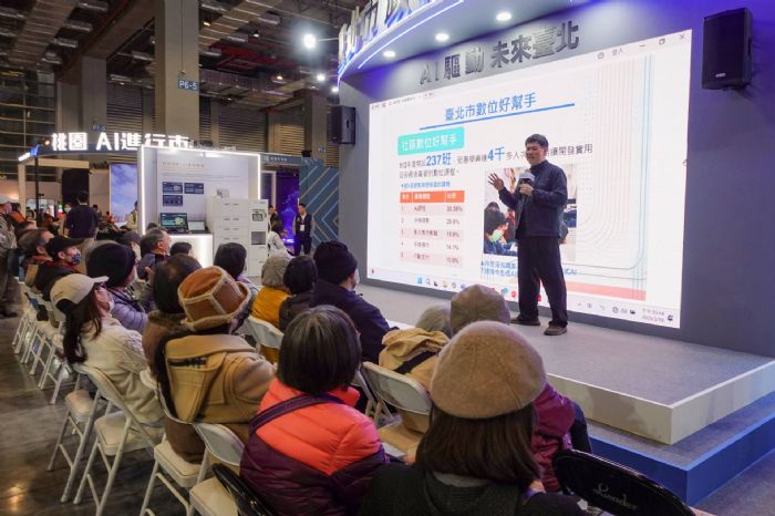 臺北市推出「智慧城市 X 數位好幫手」服務活動，為中高齡市民帶來數位科技新體驗