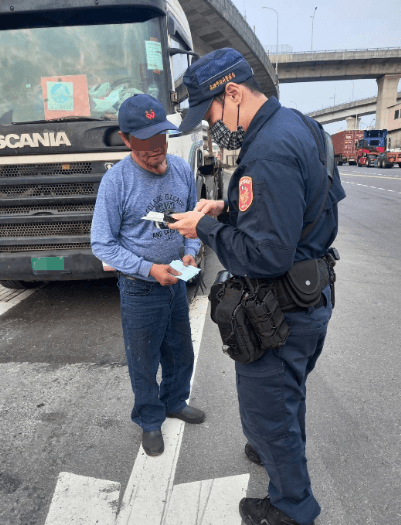 高市警持續加強大型車輛的密集攔查與稽查，提醒司機遵守交通規定，強調生命無價