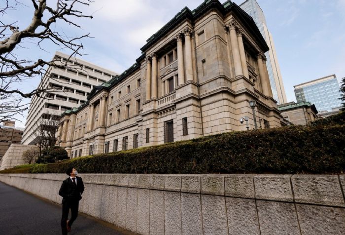 日本央行維持負利率不變 但刪前瞻字眼 政策轉變第一步?
