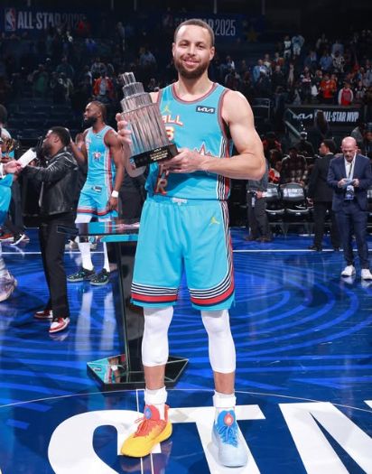 Stephen Curry榮膺全明星賽MVP，再次捧起Kobe Bryant獎盃！