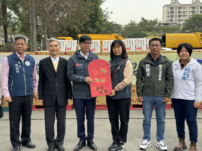 出席「環境部113年環保人員春節慰勞品致贈儀式」 陳其邁:提高獎金、車輛汰舊換新 市府持續增進同仁福利