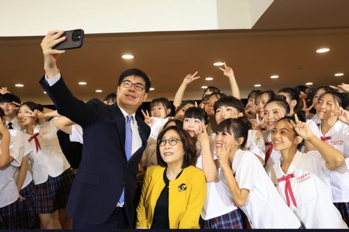 出席樹德家商畢業典禮及龍舟訪問團授旗儀式 陳其邁:世界無限寬廣,期許學子在各行業綻放光芒