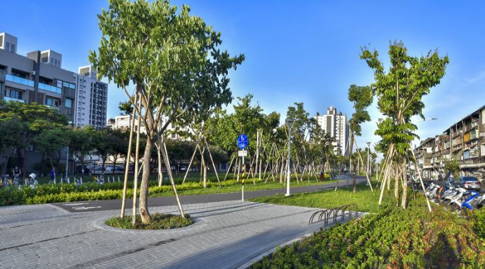 高雄市民抱怨:鐵路地下化後綠園道成機車道