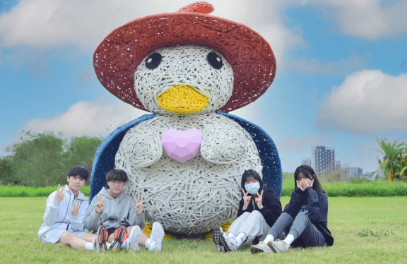 三重鴨鴨公園地景藝術展日夜都美 2023魔法世界9日登場