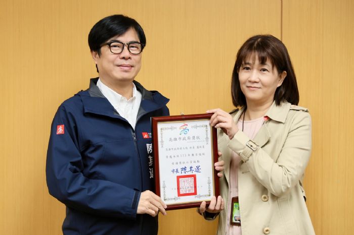 盧秋菱榮獲高雄市政府廉潔楷模表揚，提升市府效率與財務透明