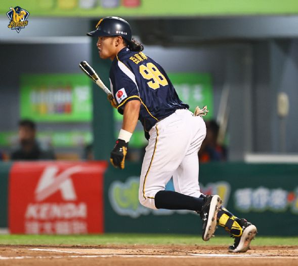 中信兄弟奪勝,岳東華與曾頌恩齊攻擊